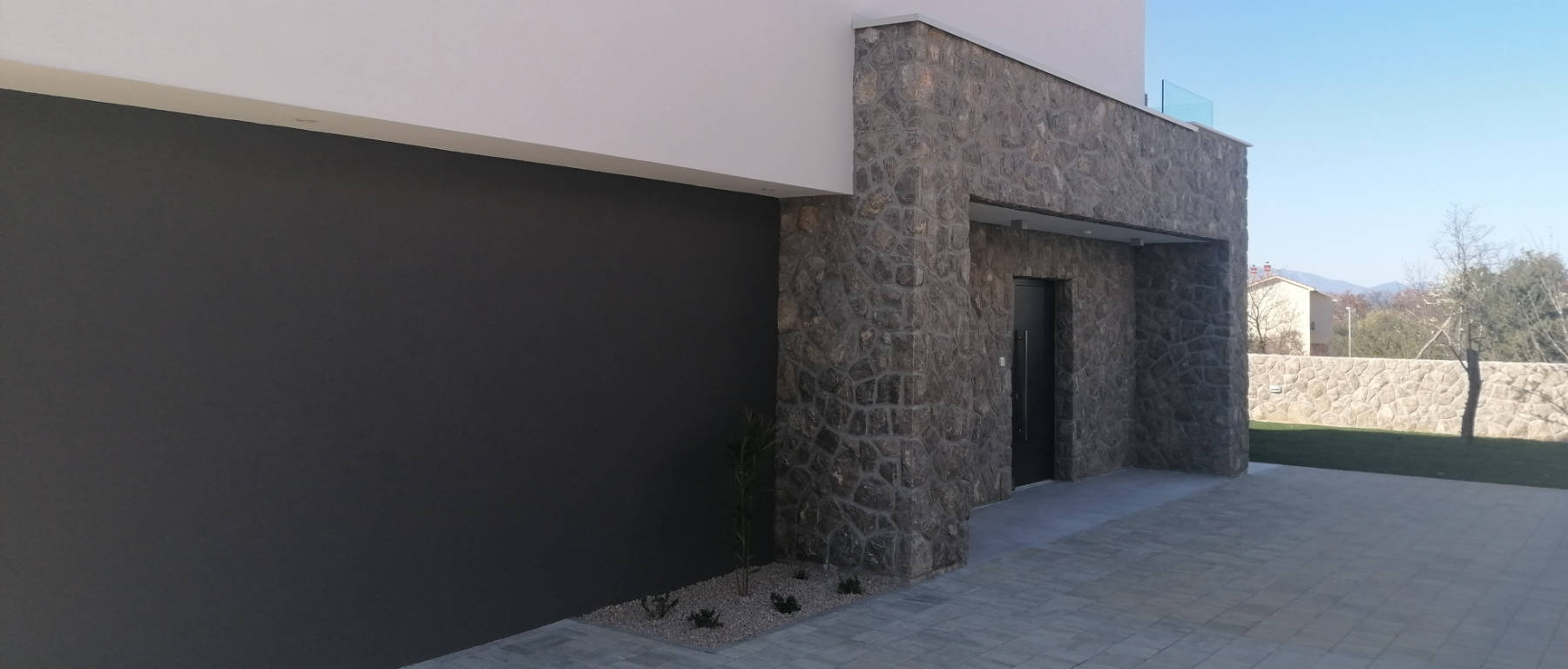 “<span class="color-yellow">Projektiramo i gradimo</span> građevine u kojima bismo i mi sami stanovali.“